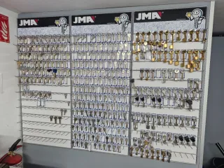 3 Paneles expositores JMA ,   paneles con llaves