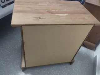 Mesitas de noche de madera con tiradores