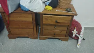 Mesitas de noche de madera con tiradores