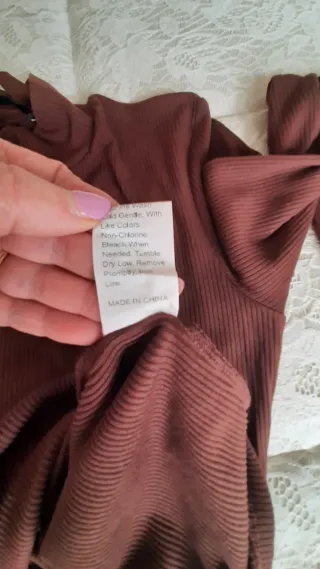 Vestito marrone collo alto