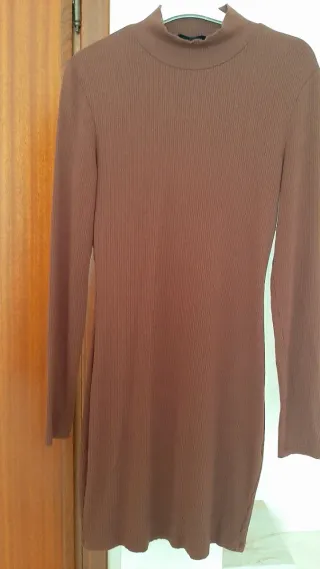 Vestito marrone collo alto
