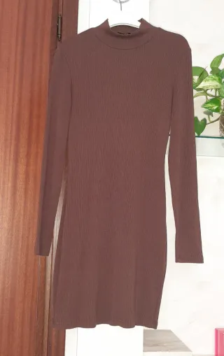 Vestito marrone collo alto