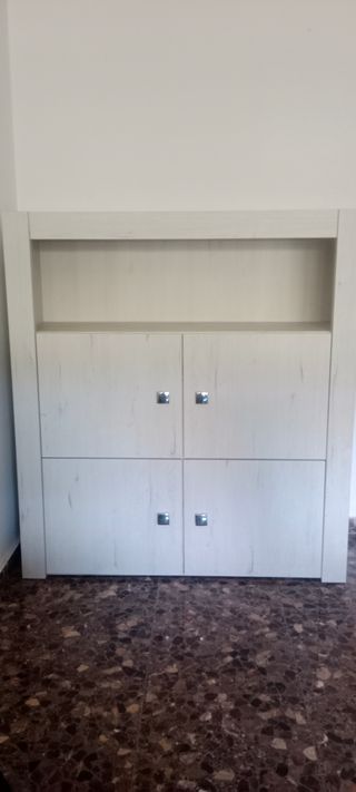 Mueble de salón blanco y madera