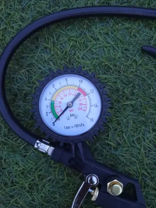 Manómetro y pistola de aire