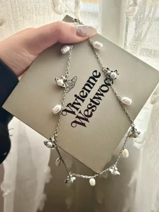 Collar Vivienne Westwood Perlas y Saturno