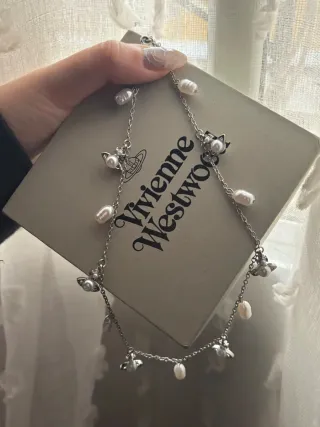 Collar Vivienne Westwood Perlas y Saturno