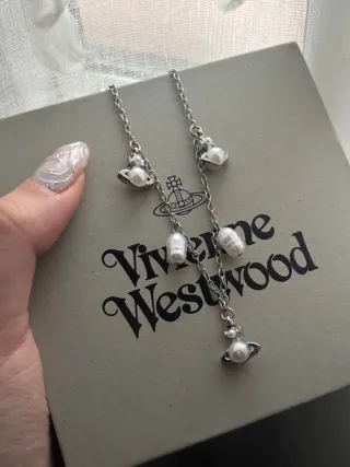 Collar Vivienne Westwood Perlas y Saturno