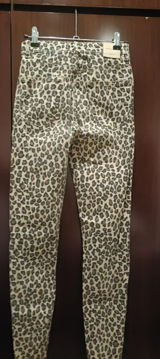 Pantalón vaquero Bershka estampado animal print