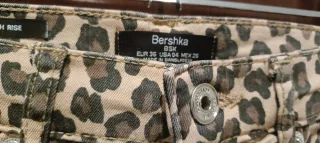 Pantalón vaquero Bershka estampado animal print