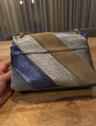 Bolso de piel patchwork. Asa de cadena y piel.