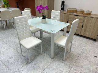OFFERTA - Tavolo da Pranzo in Cristallo + 4 Sedie Bianche