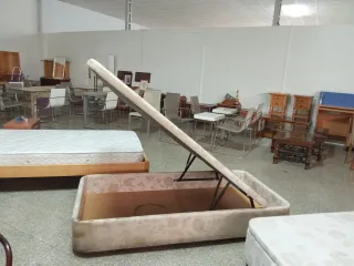 Canapé abatible beige con flores