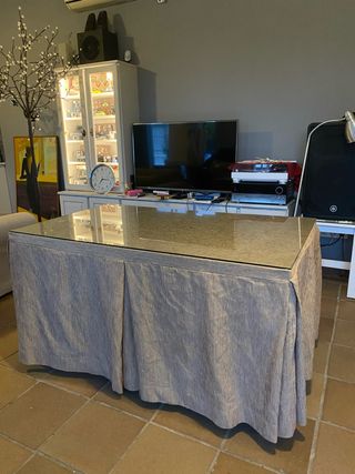 Mesa de comedor extensible con cristal y camilla.