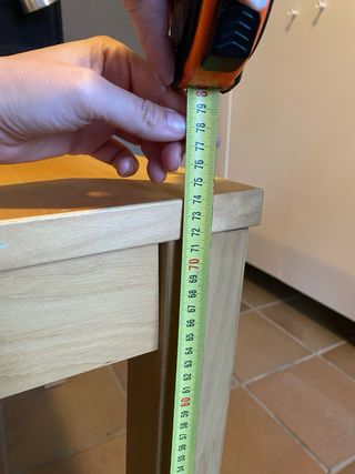 Mesa de comedor extensible con cristal y camilla.