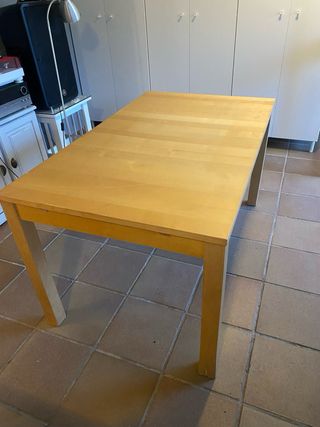 Mesa de comedor extensible con cristal y camilla.