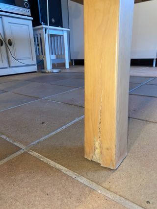 Mesa de comedor extensible con cristal y camilla.