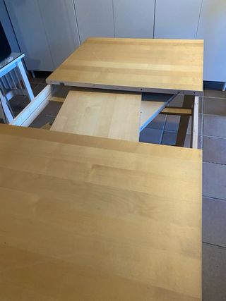 Mesa de comedor extensible con cristal y camilla.