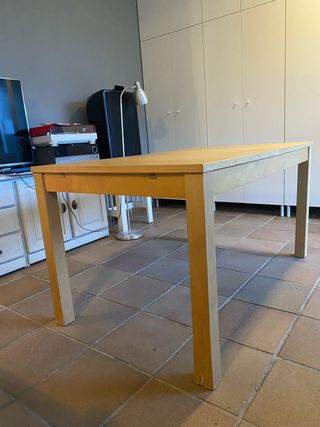 Mesa de comedor extensible con cristal y camilla.