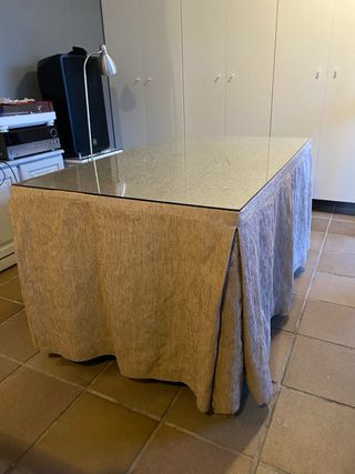 Mesa de comedor extensible con cristal y camilla.