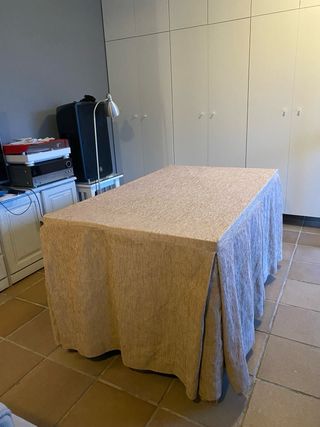 Mesa de comedor extensible con cristal y camilla.