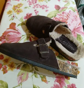 Zuecos marrones con forro de pelo