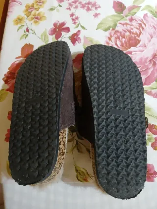 Zuecos marrones con forro de pelo