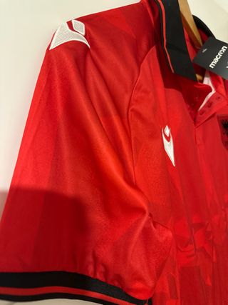 Camiseta Macron Talla M Roja y Negra