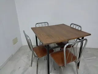 MESA y 4 SILLAS. Cocina. Terraza. Comedor