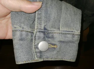 Cazadora vaquera desgastada.