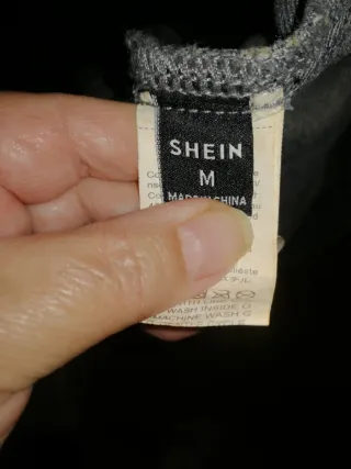 Cazadora vaquera desgastada.