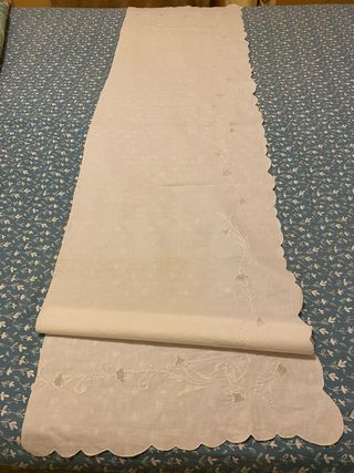 Telo ricamato bianco con bordo smerlato