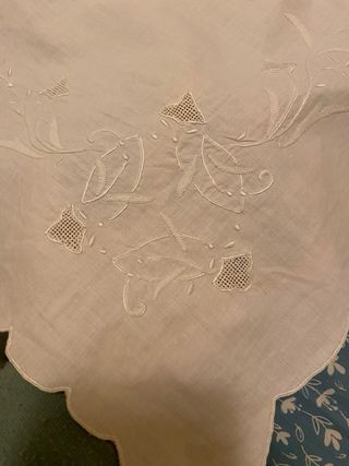 Telo ricamato bianco con bordo smerlato