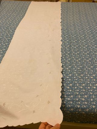 Telo ricamato bianco con bordo smerlato