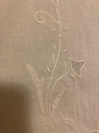 Telo ricamato bianco con bordo smerlato