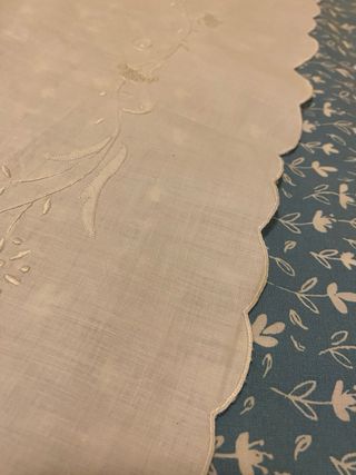 Telo ricamato bianco con bordo smerlato