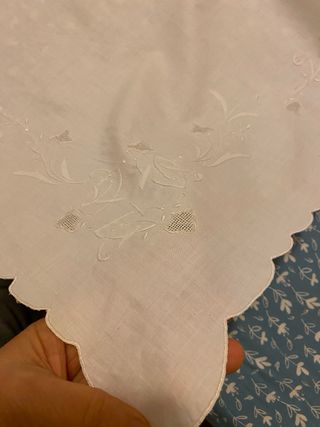 Telo ricamato bianco con bordo smerlato