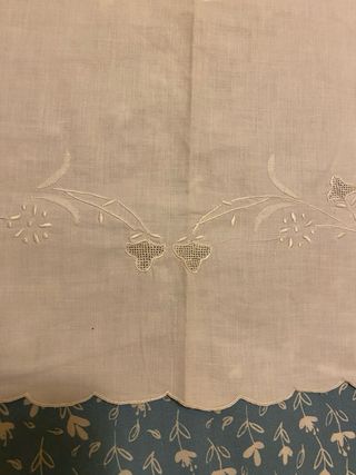 Telo ricamato bianco con bordo smerlato