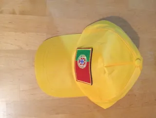 Gorra amarilla con bandera de Portugal