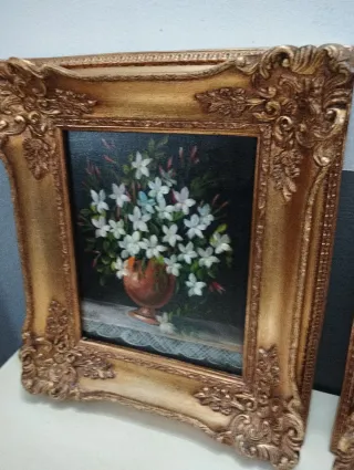 Pareja de óleos florales marco dorado
