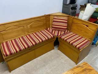 Rinconera de madera, mesa y sillas