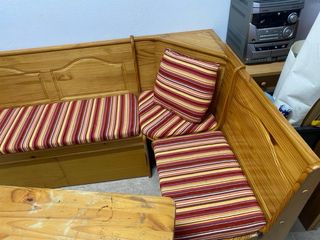 Rinconera de madera, mesa y sillas