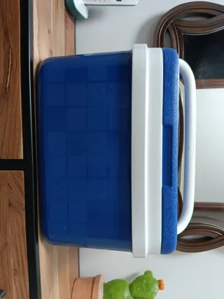 Nevera portátil azul y blanca.16 litros.2 hieleras