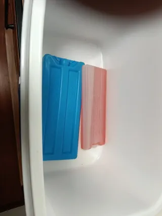 Nevera portátil azul y blanca.16 litros.2 hieleras