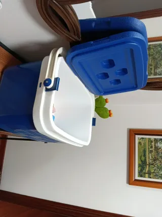 Nevera portátil azul y blanca.16 litros.2 hieleras