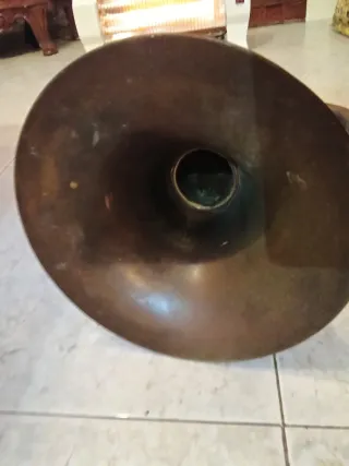 Trompeta de latón antigua