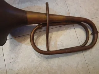 Trompeta de latón antigua