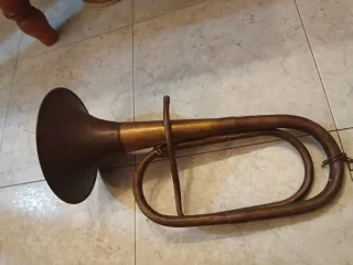 Trompeta de latón antigua
