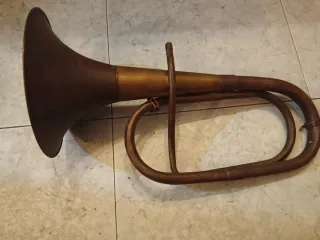 Trompeta de latón antigua