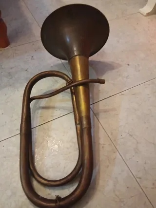 Trompeta de latón antigua