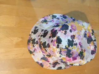 Gorra multicolor con estampado
